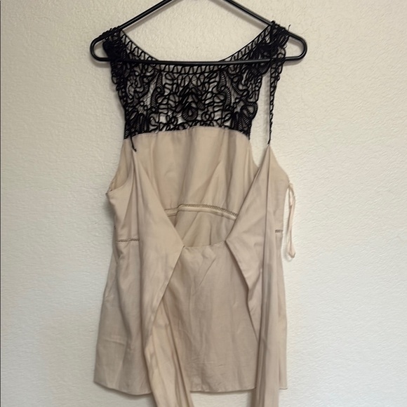 Max Azria Elegant Black and Cream Lace Top - Picture 3 of 4